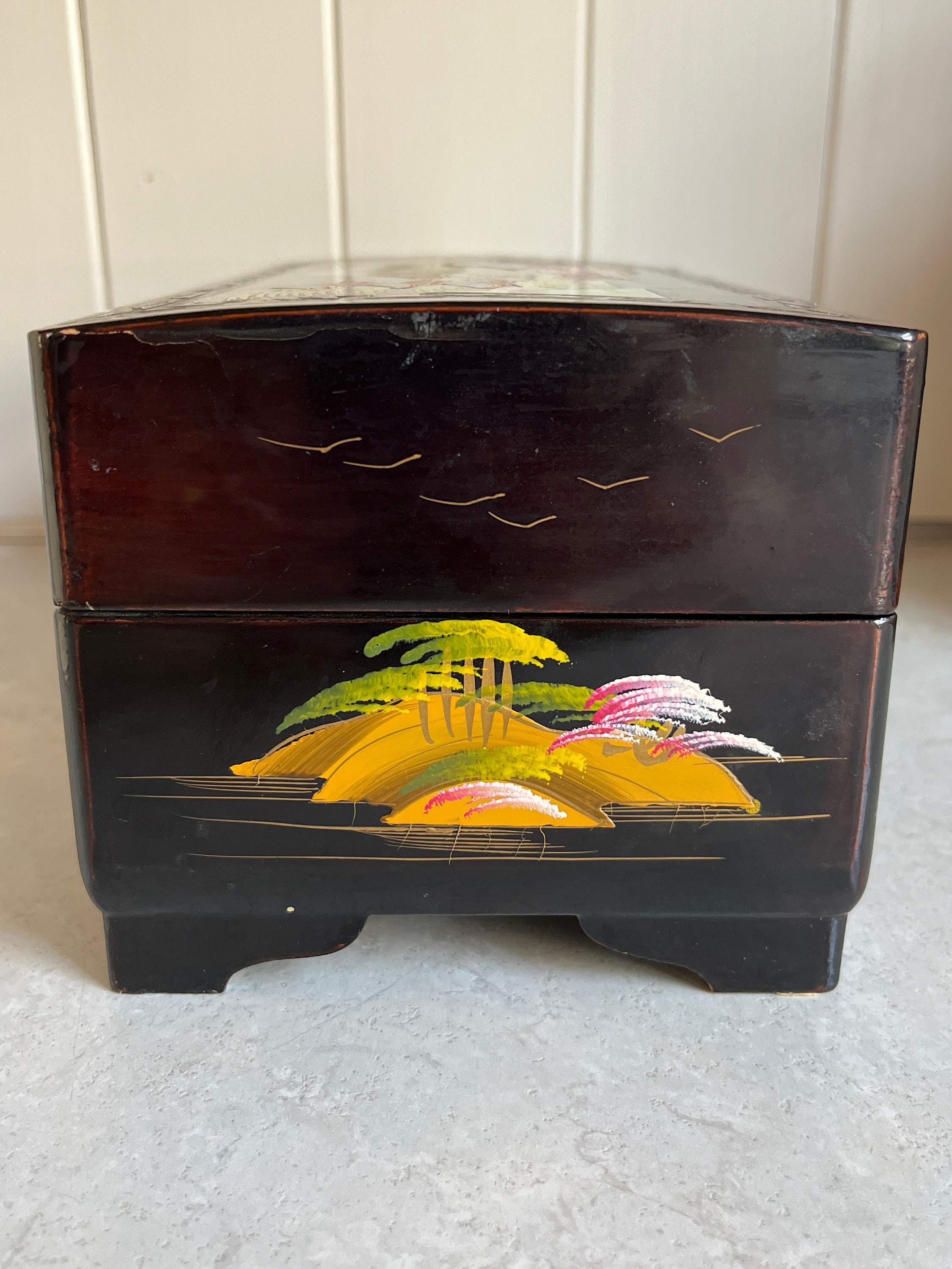 Vintage Daysun Japanese Lacquered Musical Jewelry Box Vintage Daysun Japanese Lacquered Musical Jewelry Box