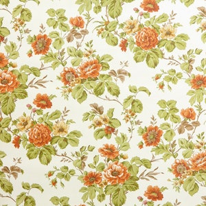 Könnte beinhalten: Vintage Tapete mit floralem Muster, das sich wiederholt. Es zeigt orange und gelbe Blüten, grüne Blätter und braune Stiele. Die Blüten sind in voller Blüte und bilden ein botanisches Design auf cremefarbenem Hintergrund.