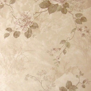 Könnte beinhalten: Beigefarbene Tapete mit einem floralen Muster mit rosa Rosen und grünen Blättern. Der Hintergrund hat einen strukturierten, aquarellartigen Effekt.