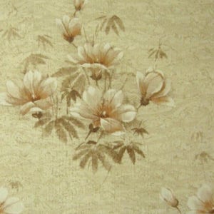 Könnte beinhalten: Beigefarbene Tapete mit einem floralen Muster. Die Blumen sind weiß mit braunen Zentren und von braunen Blättern umgeben.