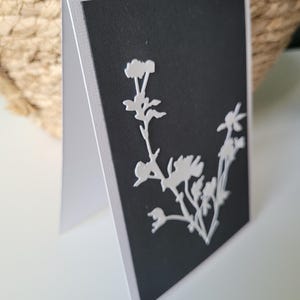 Carte condoléances souvenirs décès noir blanc fleur , enveloppe fournie afbeelding 3