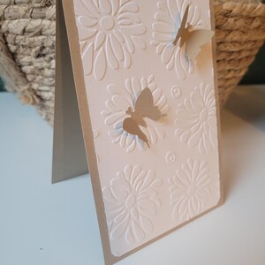 Carte faite main , félicitations mariage anniversaire fleurs et papillon afbeelding 4