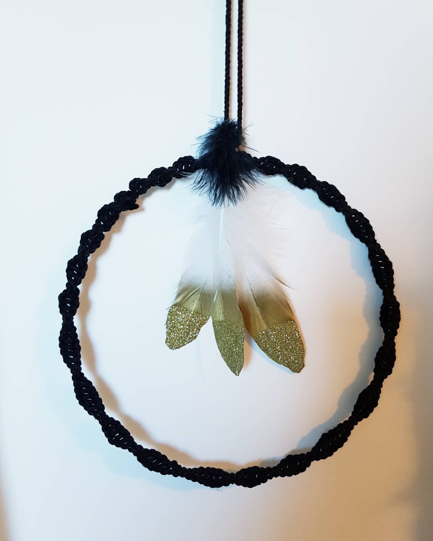 Décoration Murale Macramé Noir et Plumes Dorées