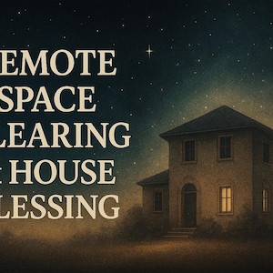 以下が含まれることがあります： 星が輝く暗い青色の夜空を背景に、窓が灯った2階建ての家。前景には「REMOTE SPACE CLEARING & HOUSE BLESSING」というテキストがあります。