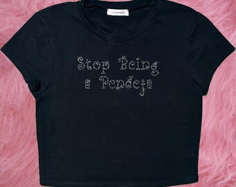 Camiseta Stop Being A Pendeja con pedrería, camiseta estilo Y2K con brillos, top con eslogan latino en español, camiseta gráfica en spanglish, estilo urbano coqueto de los 2000