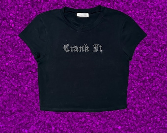 Top corto con pedrería Crank It / Ropa Hyperpop / Conjunto para fiestas rave / Merchandising de giras de conciertos Camiseta gráfica Y2K con pedrería Ropa de club Música pop
