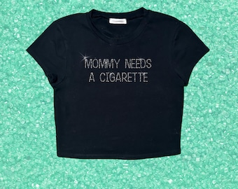 Camiseta corta con pedrería "Mamá necesita un cigarrillo" estilo Y2K Baby Tee Retro 2000s Estética Glitter Shirt / Camiseta gráfica divertida Coquette / Camiseta Bimbo Core