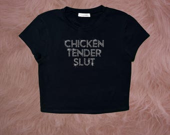 Top corto con pedrería "Chicken Tender Slut" / Camiseta gráfica con estética Y2K / Camiseta infantil personalizada con brillos / Camiseta con frase divertida para amantes de la comida