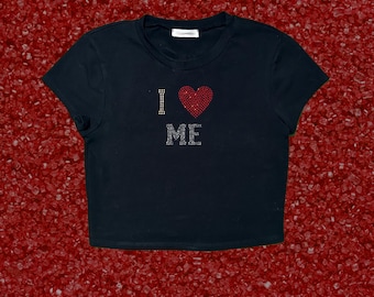 Top corto con pedrería "I Love Me" / Camiseta estilo Y2K con brillos para fiestas rave / Camiseta gráfica de amor propio para discotecas, estilo diva, princesa pop, top para festivales