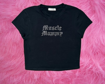 Top corto con pedrería "Mamá Musculosa" • Camiseta brillante para chica de gimnasio • Camiseta gráfica brillante para fitness • Top estético para levantamiento de pesas • Camiseta para chica mala del gimnasio