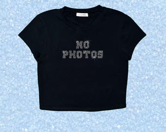 Top corto con pedrería "NO FOTOS", camiseta gráfica estilo paparazzi Y2K, camiseta infantil con eslogan brillante, camiseta personalizada con pedrería, top para fiestas y festivales.