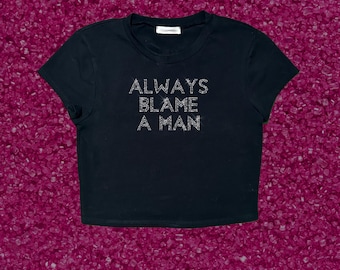 Top corto con pedrería "Siempre culpa a un hombre" / Camiseta gráfica Y2K / Camiseta con eslogan divertido y brillante / Top corto con pedrería personalizado / Top con estética feminista