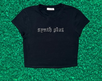 Top corto Synth Slut con pedrería / Conjunto para rave / Ropa techno / Top para festival de música electrónica / Camiseta gráfica Y2K con pedrería / Ropa de club EDM
