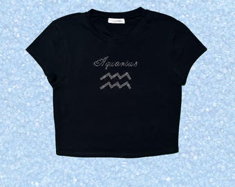Top corto con pedrería de Acuario, camiseta estilo Y2K con símbolo del zodiaco, camiseta gráfica de astrología brillante, camiseta de horóscopo con brillo, top personalizado para regalo de cumpleaños