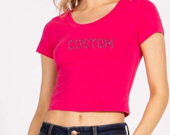 Top corto rosa neón con cuello redondo y pedrería personalizada, camiseta corta brillante y con detalles de lentejuelas personalizada, regalo para ella.