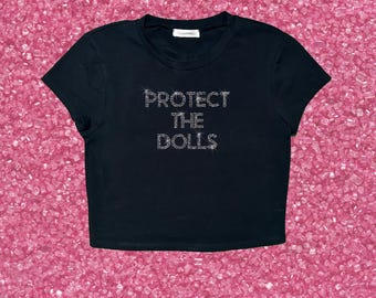 Camiseta corta con pedrería "Protect The Dolls" - Camiseta con estética Y2K - Camiseta del Orgullo