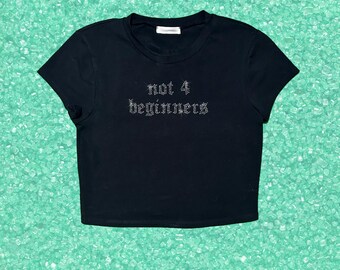 Top corto con pedrería No apto para principiantes Camiseta Y2K con gráfico brillante Letras brillantes Top rave / Camiseta corta de estilo streetwear estético / Camiseta con cristales brillantes