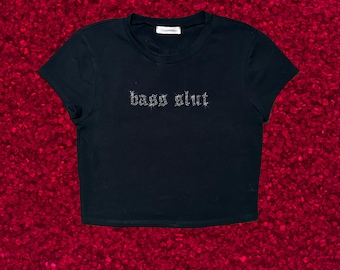 Top corto con pedrería Bass Slut / Conjunto para rave / Ropa techno / Top para festival de música electrónica / Camiseta gráfica Y2K con pedrería / Ropa de club EDM