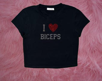 Top corto con pedrería "I Love Biceps" / Camiseta estilo Y2K con estampado gráfico / Camiseta personalizada con eslogan para gimnasio / Ropa urbana divertida para chicas en el gimnasio