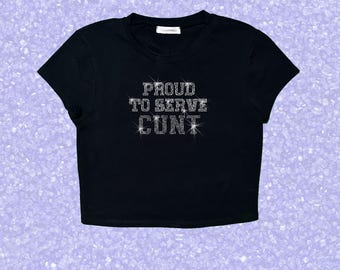 Proud To Serve Cunt Rhinestone Crop Top / Camiseta gráfica brillante Y2K / Camiseta de fiesta llamativa / Conjunto para festivales / Camiseta de bebé con brillo personalizado