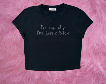 No soy tímida, solo soy una perra. Top corto con pedrería, estética Y2K, camiseta de bebé con estética Bling, top gráfico, camisa estética Cyber Y2K, estilo Y2K vulgar.