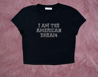 Top corto con pedrería "Soy el sueño americano" / Camiseta estilo Y2K con estampado gráfico / Camiseta con eslogan personalizado con brillos / Camiseta divertida y patriótica