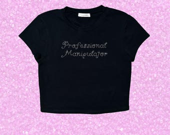 Top corto con pedrería "PROFESSIONAL MANIPULATOR", camiseta estilo Y2K, camiseta gráfica brillante y divertida, top personalizado con pedrería, conjunto para fiestas.