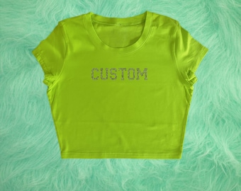 Top corto de cuello redondo verde neón con pedrería personalizada, camiseta corta brillante personalizada, regalo para ella.