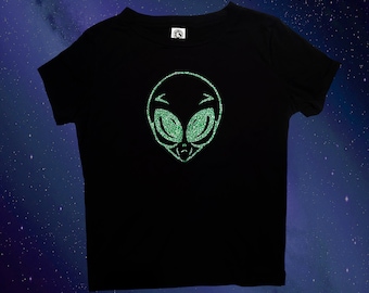 Camiseta corta ajustada negra para mujer con cabeza de alienígena.