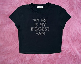 Mi ex es mi mayor fan Top corto con pedrería Estética Y2K Brat Baby Tee Top gráfico brillante Camiseta estética Cyber Y2K • Camiseta grunge Y2K de mal gusto