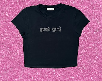 Top corto con pedrería estilo Good Girl / Camiseta estilo Y2K para bebé / Camiseta con gráfico de cristal personalizado / Top para festivales Baddie, nostalgia de los 2000, camiseta Cyber Y2K