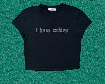 Top corto con pedrería "Tengo rabia", camiseta infantil con eslogan divertido, camiseta con meme de estética Y2K, camiseta irónica con purpurina gráfica, top de fiesta de estilo clubwear caótico