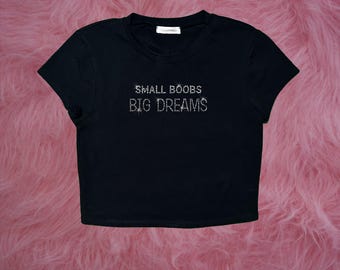 Top corto con pedrería "Pequeños pechos, grandes sueños" / Camiseta estilo Y2K / Camiseta con eslogan personalizado con pedrería / Ropa urbana con estética divertida