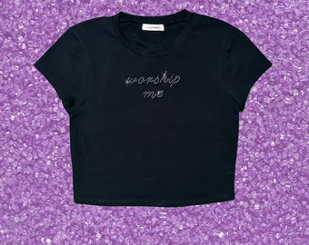 Top corto con pedrería "Worship Me" • Camiseta estilo Y2K Brat • Top con estampado brillante • Camiseta estilo Cyber Y2K • Camiseta grunge Y2K de estilo trash