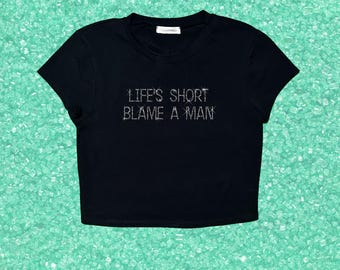 Top corto con pedrería "La vida es corta, culpa a un hombre" / Camiseta gráfica brillante estilo Y2K / Camiseta con mensaje sarcástico y divertido / Conjunto para fiestas / Verano de chica sexy
