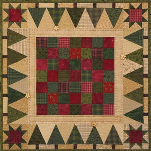 Può includere: Un arazzo da parete trapuntato con un design a patchwork con quadrati rossi, verdi e bianchi. Il centro del quilt è un motivo a scacchiera di quadrati rossi e verdi. Il bordo del quilt è un motivo di triangoli verdi e stelle bianche.