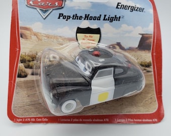 Disney Cars Sherrif Pop the Hood flashlight Light Energizer Keychain from 2006!!