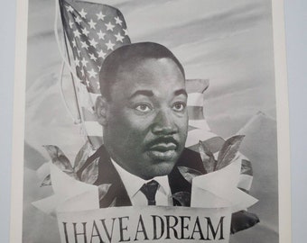 Może przedstawiać: Czarno-białe zdjęcie Martina Luthera Kinga Jr. trzymającego transparent z napisem "I HAVE A DREAM". W tle widoczna jest flaga amerykańska.
