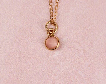 Delicado collar de oro laminado de 14k con piedra de ónix rosa