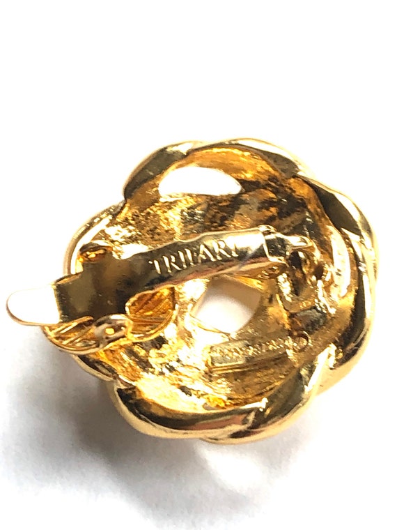 Vintage Trifari gold and cream enamel round knot … - image 3