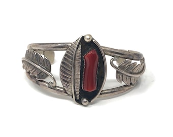 Vintage coral rojo y plata de primera ley brazalete brazalete con hojas, artista firmado