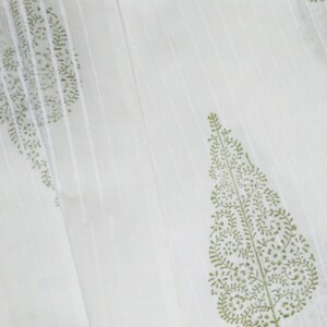 Biologische katoenen stof: witte en lichtgroene bladblokprint, 44&quot; breed