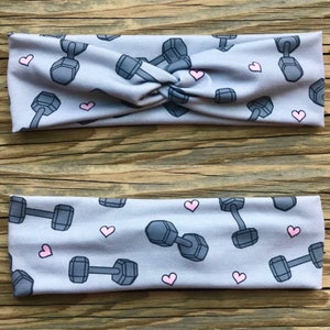 Diadema turbante con mancuernas grises - Levantamiento de pesas - Corazones rosas - Regalo para entrenador personal - Regalo para ella - Ropa de gimnasio - Accesorio para el cabello