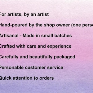 Puede incluir: Un fondo de estilo acuarela en tonos rosa y morado con vi&ntilde;etas que enumeran las cualidades de la tienda. El texto incluye frases como "Para artistas, por un artista", "Vertido a mano" y "Artesanal - Hecho en peque&ntilde;os lotes".