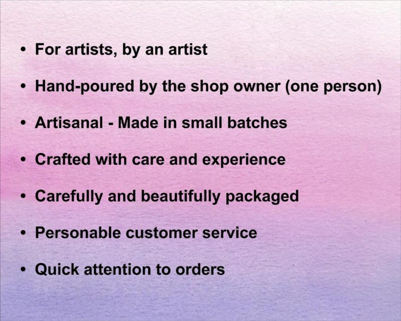 Puede incluir: Un fondo de estilo acuarela en tonos rosa y morado con vi&ntilde;etas que enumeran las cualidades de la tienda. El texto incluye frases como "Para artistas, por un artista", "Vertido a mano" y "Artesanal - Hecho en peque&ntilde;os lotes".