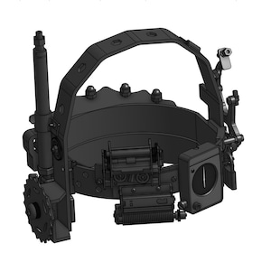 K&ouml;nnte beinhalten: Ein schwarzes und graues 3D-Modell eines Helms mit verschiedenen Zahnr&auml;dern und Mechanismen. Der Helm hat einen gro&szlig;en, runden Rahmen mit einem kleineren, runden Rahmen im Inneren. Der Helm hat auch eine Reihe weiterer Merkmale, darunter einen kleinen, rechteckigen Bildschirm und eine lange, d&uuml;nne Antenne.