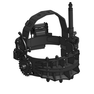 K&ouml;nnte beinhalten: Ein schwarzer Metallkopfbedeckung mit einem Getriebesystem und einer vertikalen Stange. Der Kopfbedeckung hat einen Riemen, der um den Kopf geht, und eine Reihe von Metallz&auml;hnen an der Unterseite.