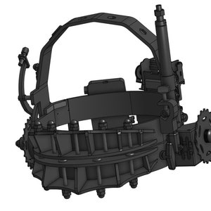 K&ouml;nnte beinhalten: Ein schwarzer Metallkopfbedeckung mit einer Reihe scharfer Z&auml;hne um die Vorderseite. Die Kopfbedeckung hat einen Riemen, der um den Kopf geht, und eine Metallstange, die sich von oben nach oben erstreckt.
