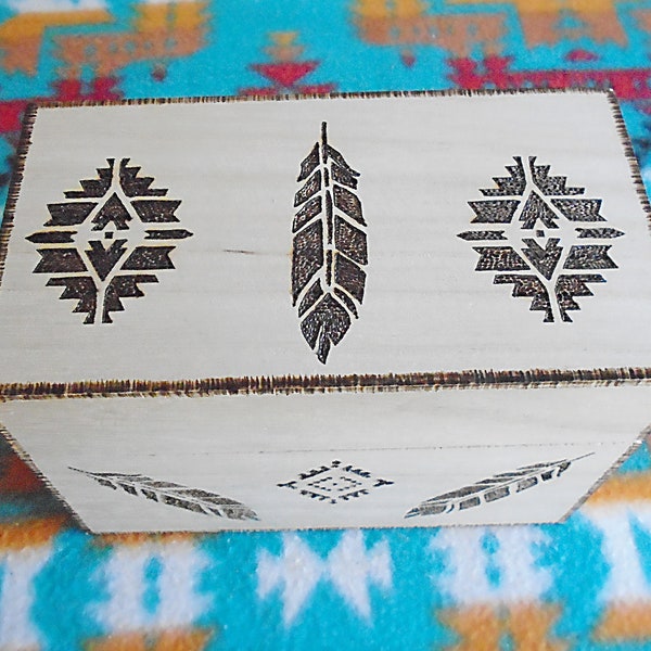 Boîte à bijoux amérindienne en bois avec plumes et motifs du sud-ouest brûlés