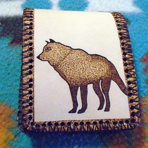 Cartera plegable de piel de vaca de color beige de nativos americanos con lobo quemado
